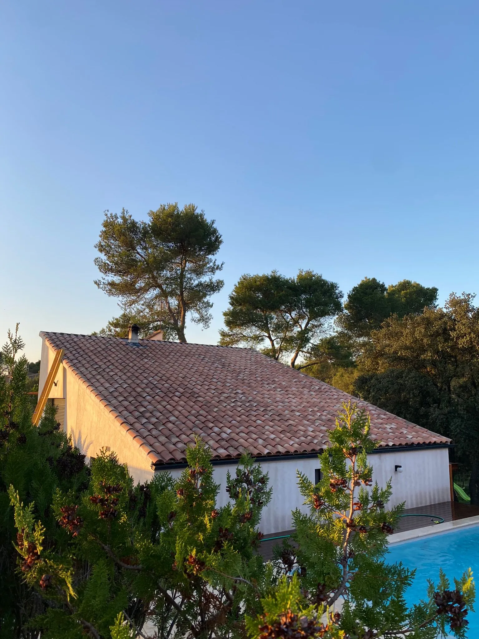 Mas en Provence, toiture canal patinée
