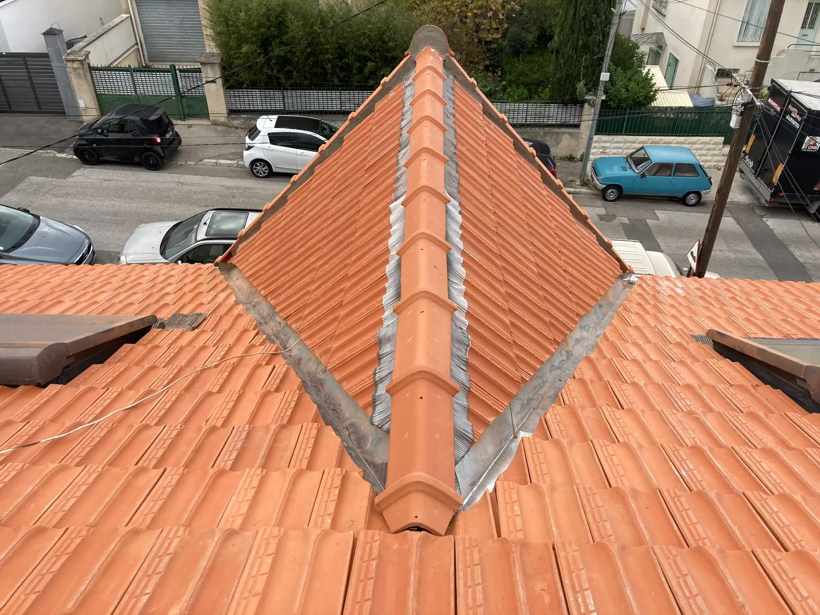 Toiture en pavillon urbain, zinguerie soignée